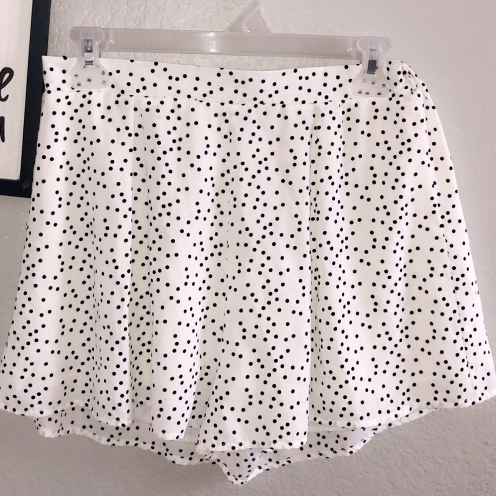 BLACK AND WHITE FLOWY SHORTS!
